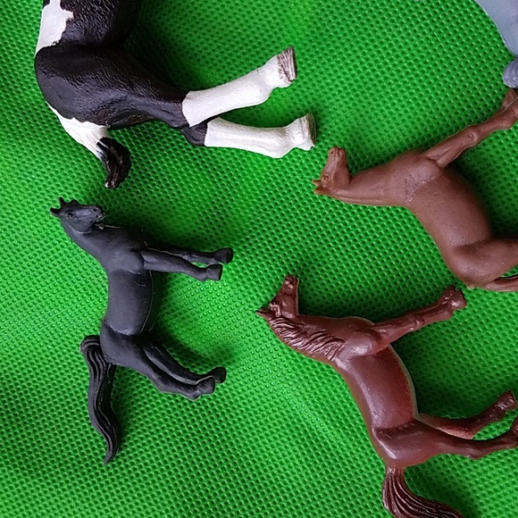 Assorted Horse Figurine Set - Black, Brown, Gray - Set Of 7. - Picture 8 of 10